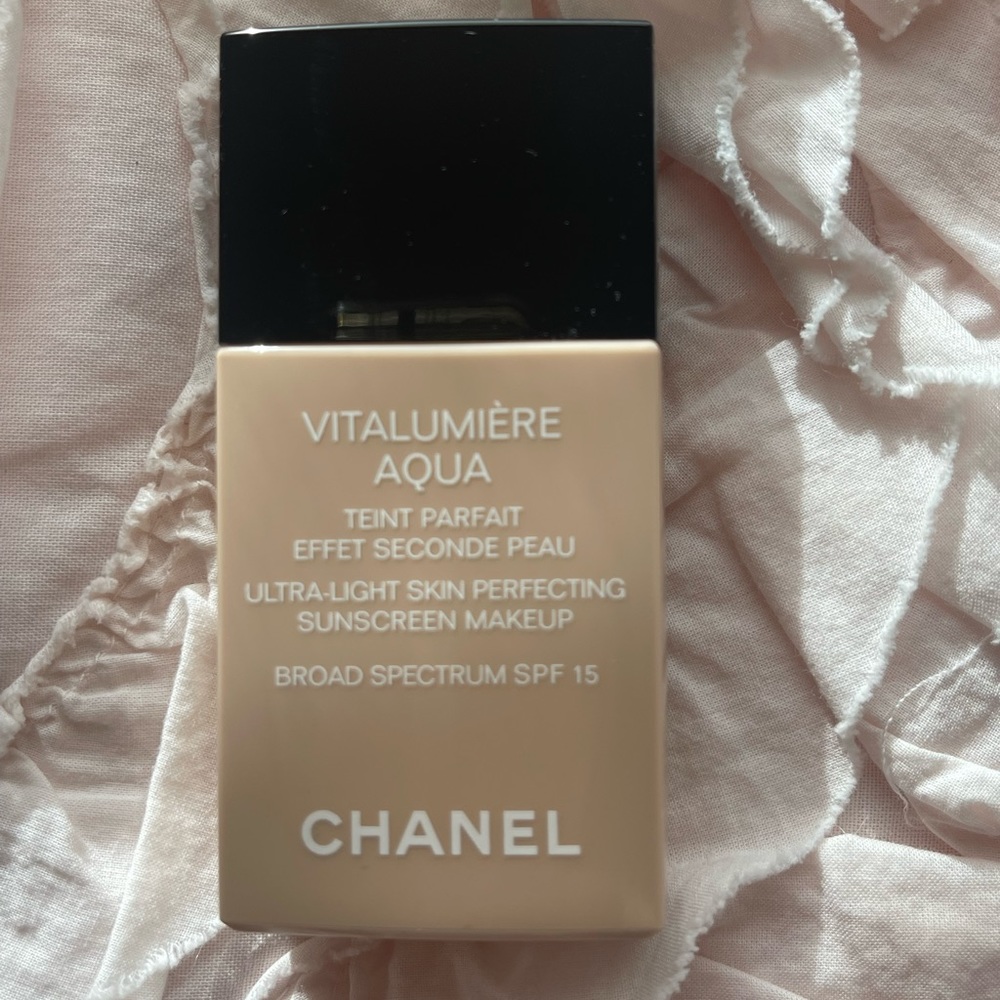 Chanel Vitalumiere Aqua B30 Foundation